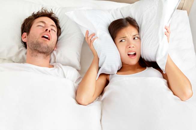 Kesal dengan Suara Dengkuran Pasangan? Coba Lakukan Trik Aneh Ini