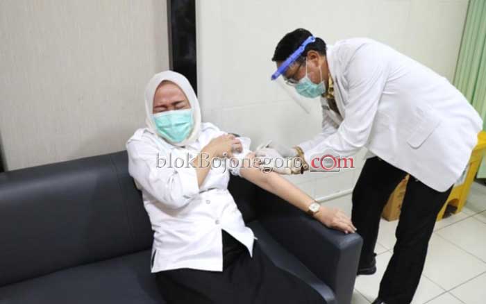 Pertama Divaksin Sinovac, Begini Kata Bupati Bojonegoro