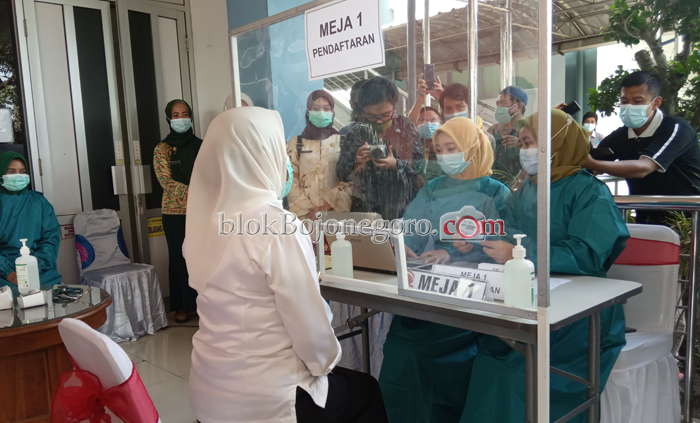 Lolos Screening, Bupati bersama Pejabat yang Ada di Bojonegoro Awali Vaksinasi