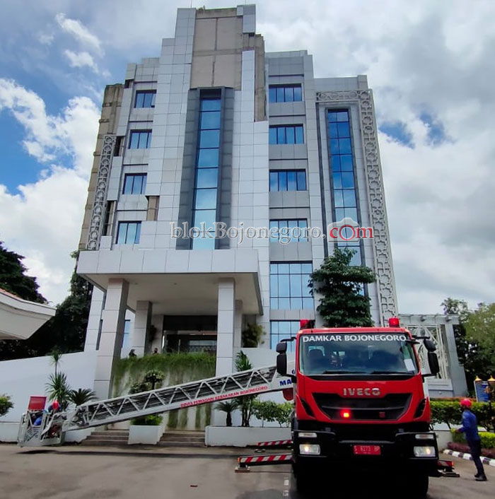 2 Hari Dinas Damkar Evakuasi Dinding Gedung Pemkab yang Terkelupas