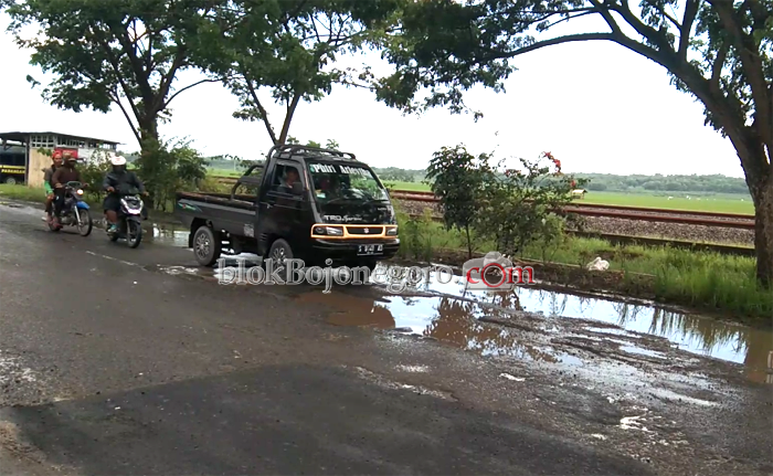 Jalan Nasional Rusak, Pengendara Motor Rawan Jatuh