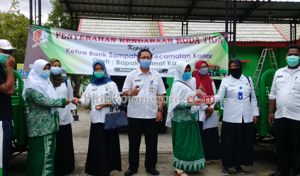 Terima Kendaraan Roda Tiga, Ini Harapan Camat Kanor pada Kelompok Bank Sampah