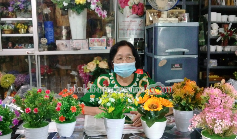 Pembeli Sepi, Pedagang Pernak-Pernik Imlek Turun Omzet
