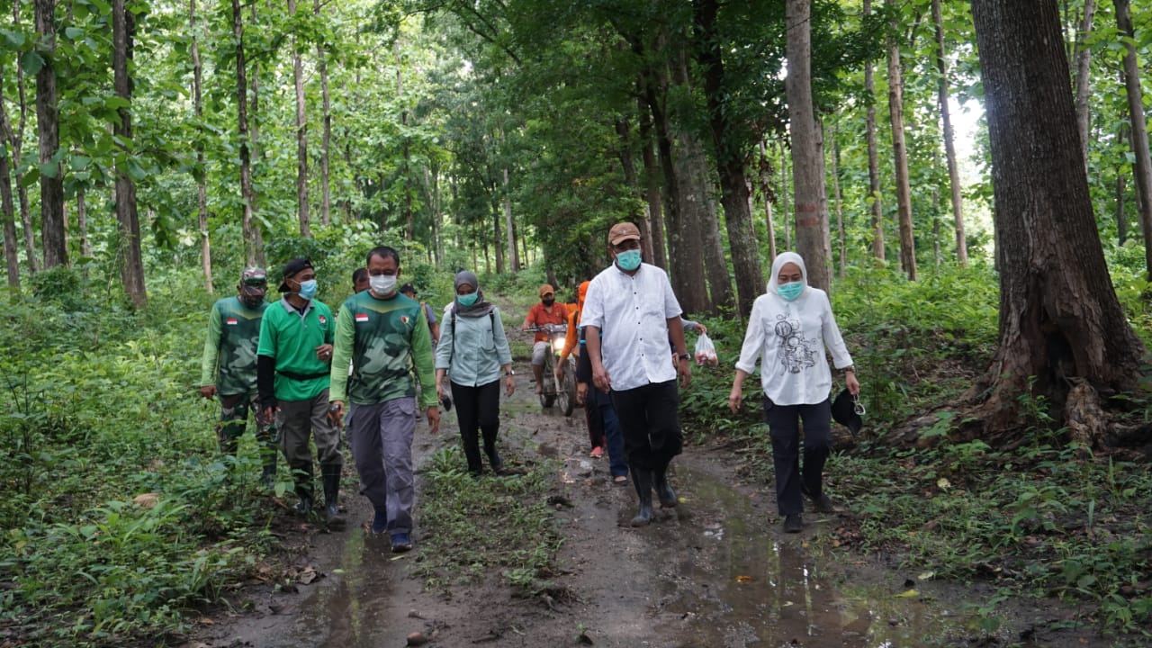 Cek Desa Perbatasan, Bupati Bersama Dandim Susuri Jalan Terjal di Hutan
