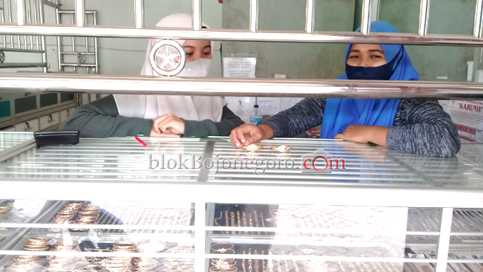 Harga Emas Turun Tipis di Akhir Pekan
