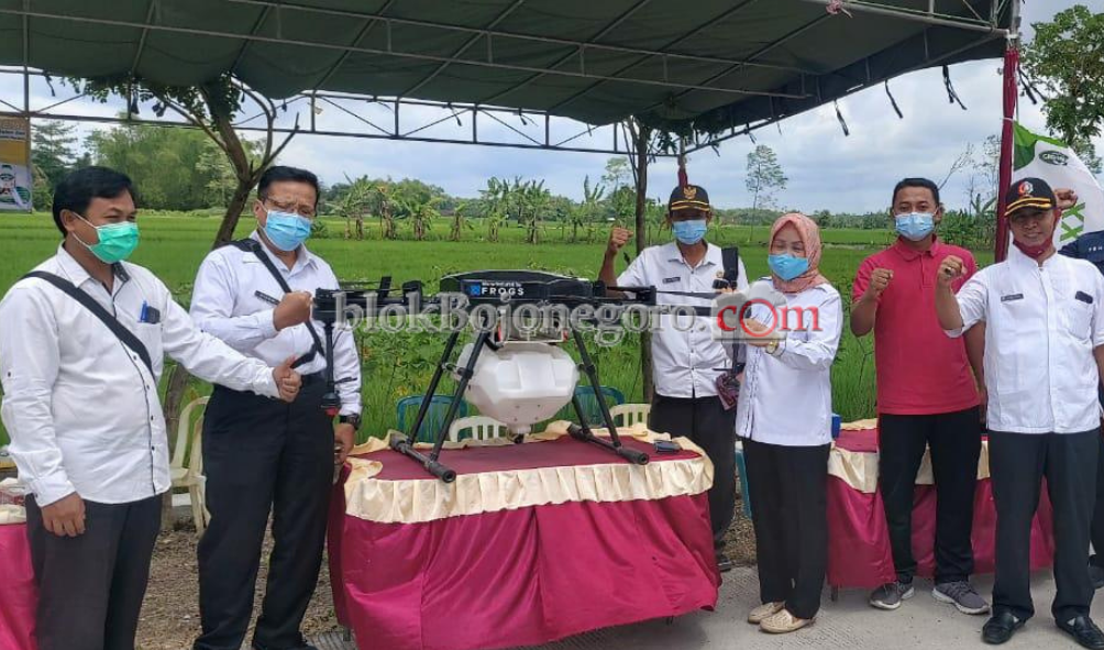 Inovatif Atasi Hama Pemdes Mulyoagung Lakukan Penyemprotan dengan Drone