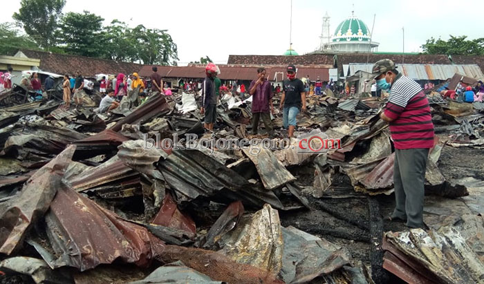Pasca Kebakaran, Pedagang Mengais Barang di Antara Puing-Puing