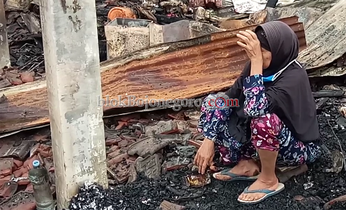 Kios Mbah Rajimah Hangus Tersisa Tiga Timbangan