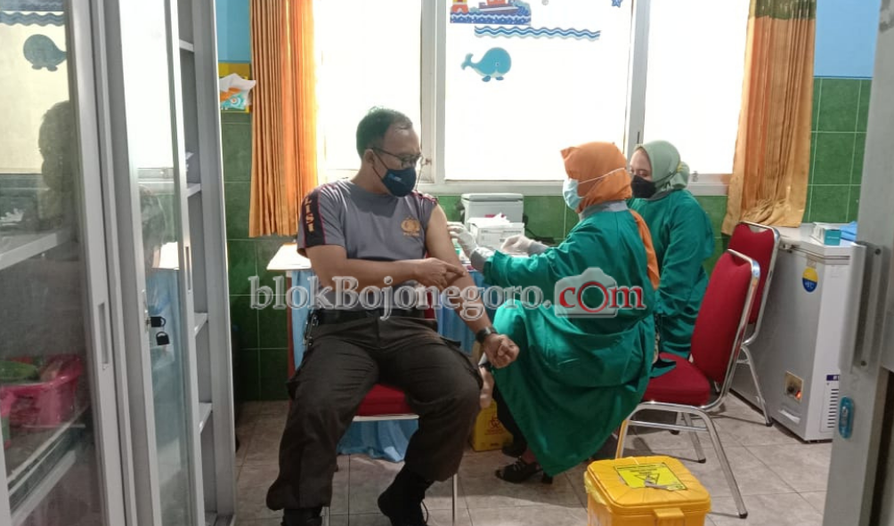 Dua Puskesmas Bojonegoro Layani Penyuntikan Dosis Vaksin Petugas Publik