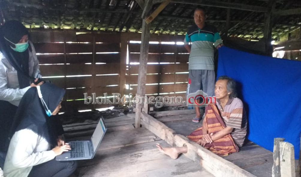 Dispendukcapil Jemput Bola Rekam E-KTP untuk Difabel dan Manula