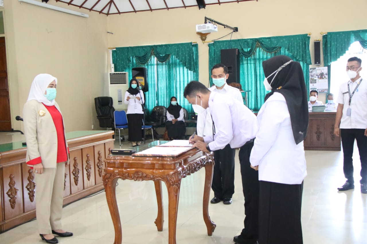 Bupati Serahkan SK Kepada PPPK di Lingkungan Pemkab Bojonegoro