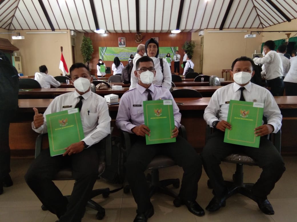 Terima SK, Para PPPK Mengaku Senang