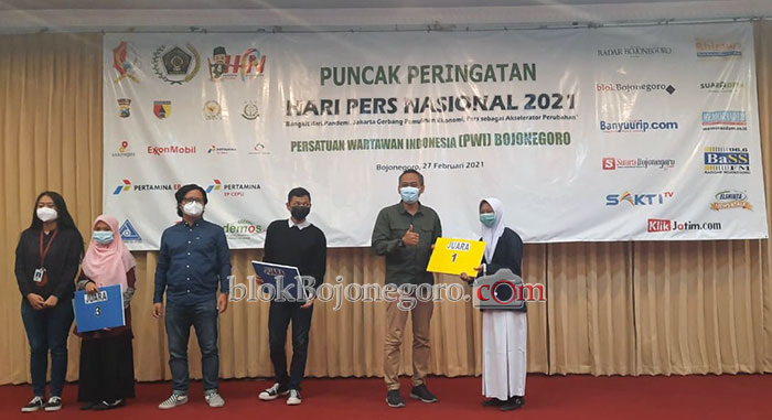 Siswi SMA Plus Al-Fatimah Juara 1 Lomba Esai HPN PWI Bojonegoro