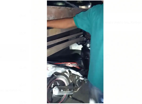Pengendara Motor Tabrak Truk Parkir di Jalan