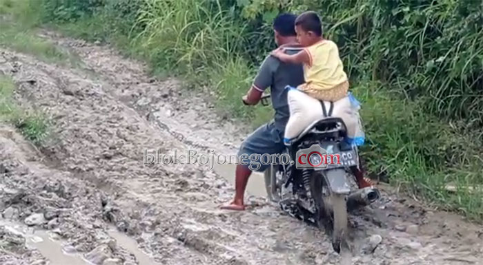 Jalan Menuju Dusun Bangkle yang Belum Teraliri Listrik Memprihatinkan