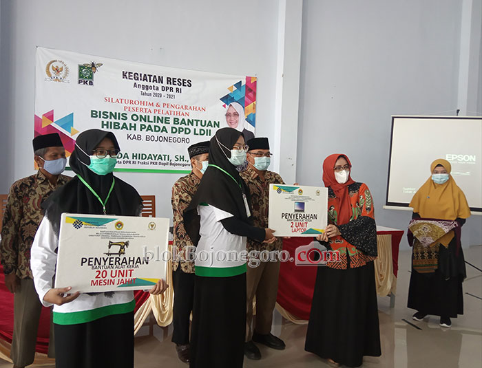Farida Hidayati Serahkan Hibah 20 Mesin Jahit dan 2 Laptop Pada Pelatihan DPD LDII