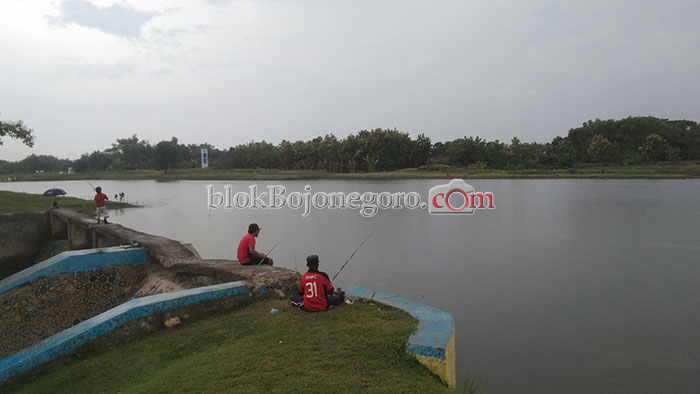 Asiknya Mancing di Embung Ngraden Kecamatan Padangan