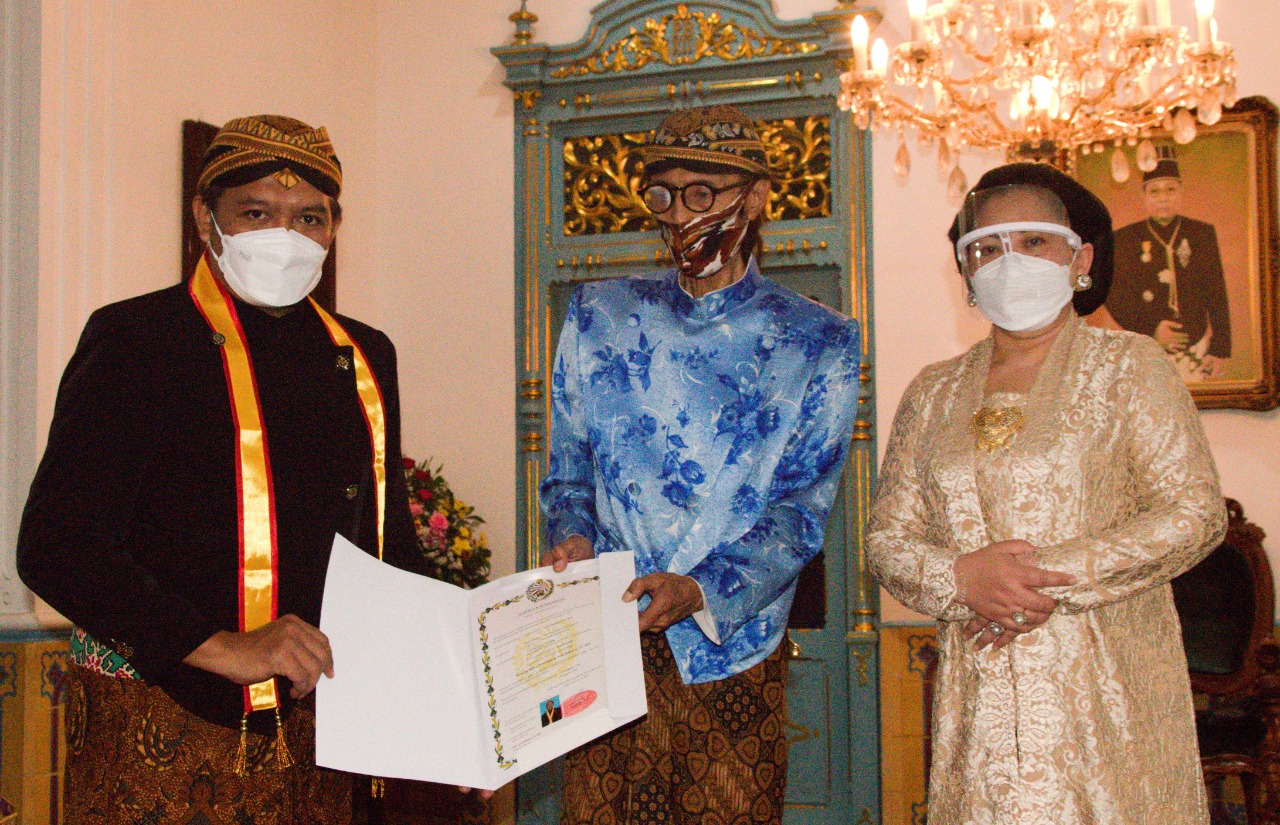 Ketua AMSI Jatim Dapat Gelar dari Pakoe Boewono XIII