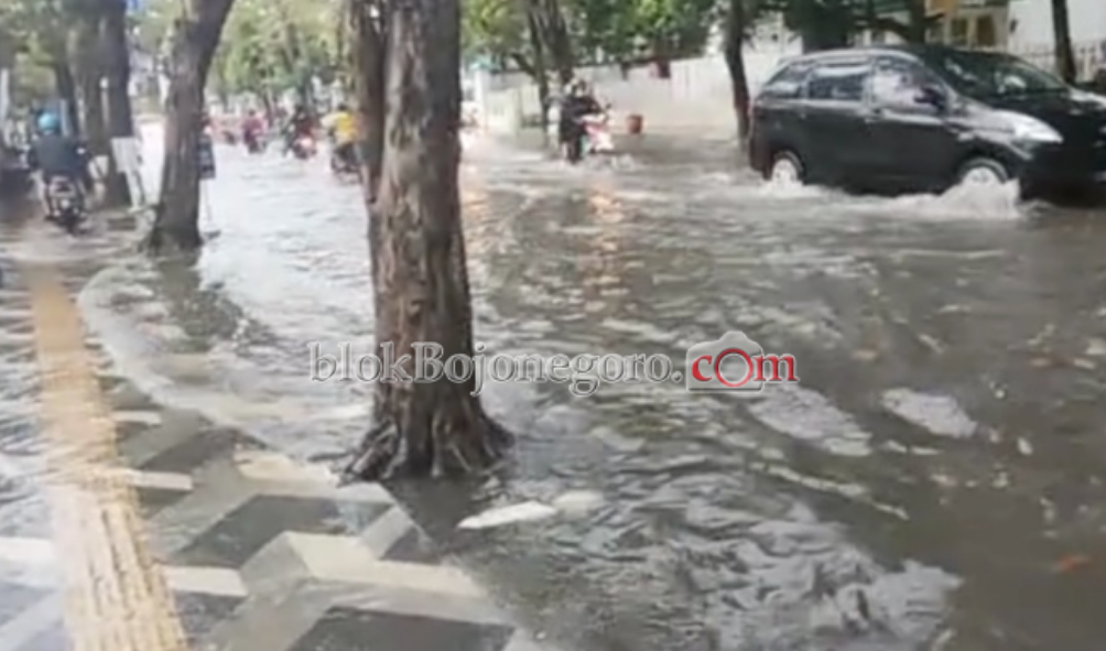 Intensitas Hujan Tinggi Jalan Protokol Bojonegoro Terendam Banjir