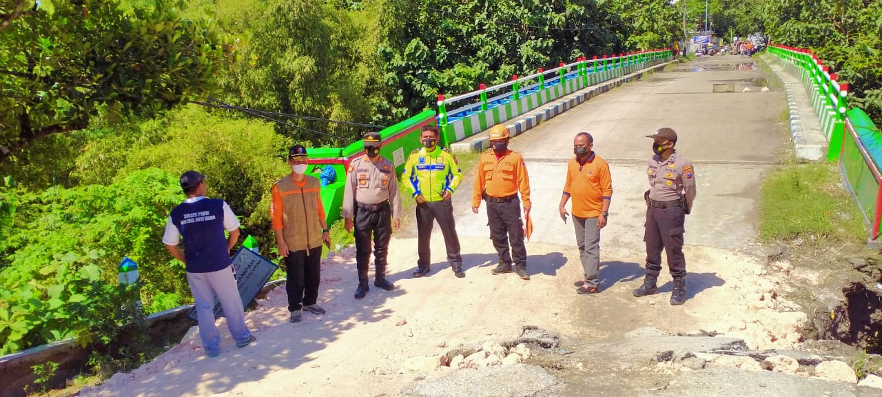Hujan Deras, Tanah di Ngasem Longsor, Jembatan Terancam
