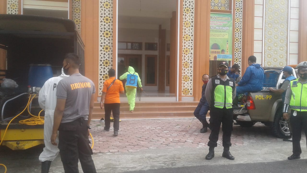 Tim Gabungan Lakukan Penyemprotan Disinfektan di 6 Titik
