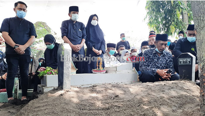 Istri Wabup Dimakamkan di Samping Pusara Ibu Kandung