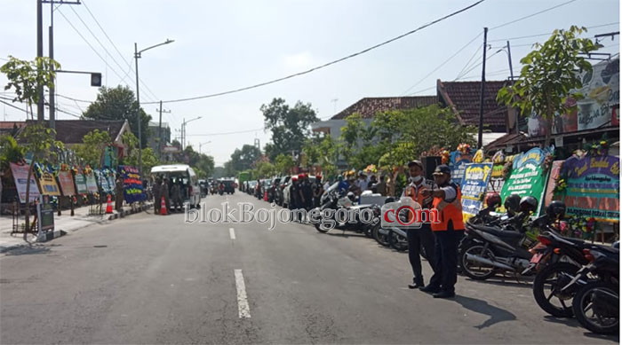 Rumah Duka Berdatangan Pelayat dan Banjir Karangan Bunga