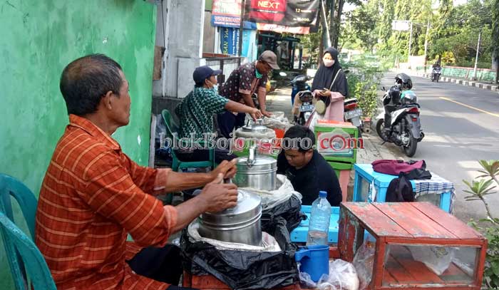 Es Puter Jajanan yang Masih Eksis Hingga Kini