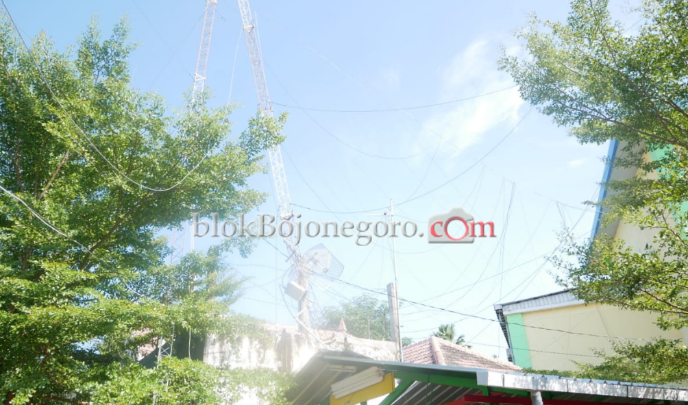Angin Kencang Tower Dinas Pendidikan Bojonegoro Roboh