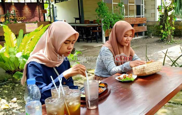 Sajikan Bermacam Olahan Daging Kelinci, Omzet Lumayan