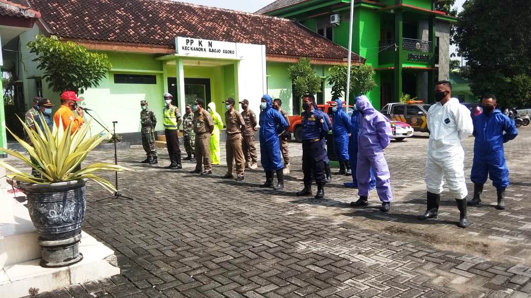 Tim Gabungan Semprot Disinfektan di Kecamatan Kanor