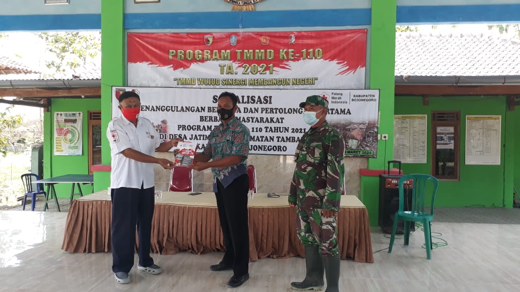 Cegah Covid-19 PMI Bojonegoro Bagikan Alat PHBS di Lokasi TMMD