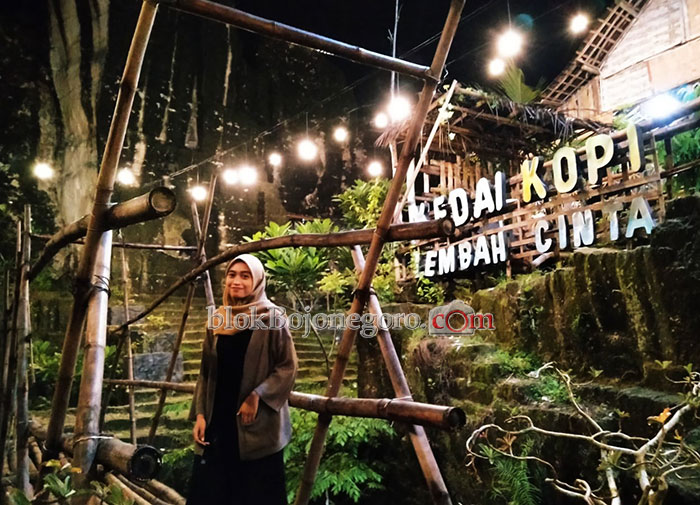 Menikmati Sabtu Malam di Kedai Kopi Bernuasa Pemandangan Gunung Pegat