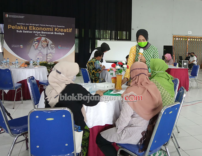 30 Pelaku Ekonomi Kreatif Antusias Ikuti Bimtek Seni Corak Kriya Budaya Bojonegoro