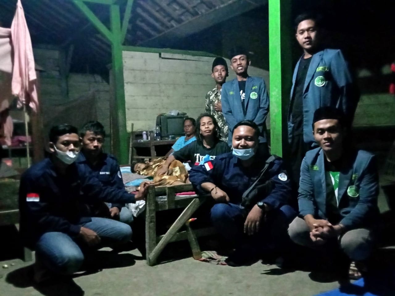 Bersama LSM Kabar Panceng, IPNU Ngambon Bantu Orang Sakit Lumpuh dan Kronis