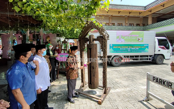 Bersama Realfood, DMI Bojonegoro Bagi Takjil di Ribuan Masjid