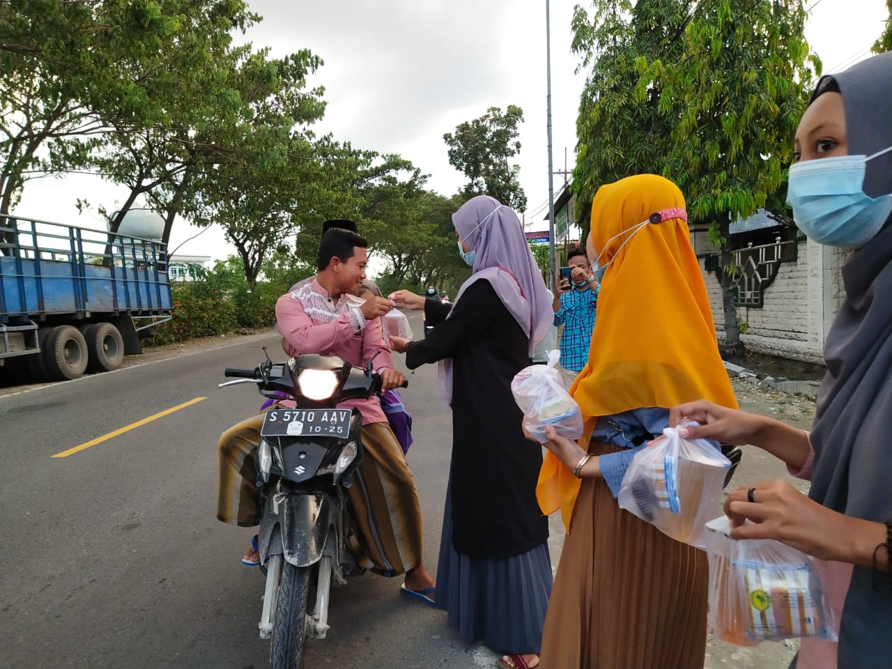 Rayon Ashabul Harokah At- Tanwir Peringati Harlah PMII dengan Bagi Takjil