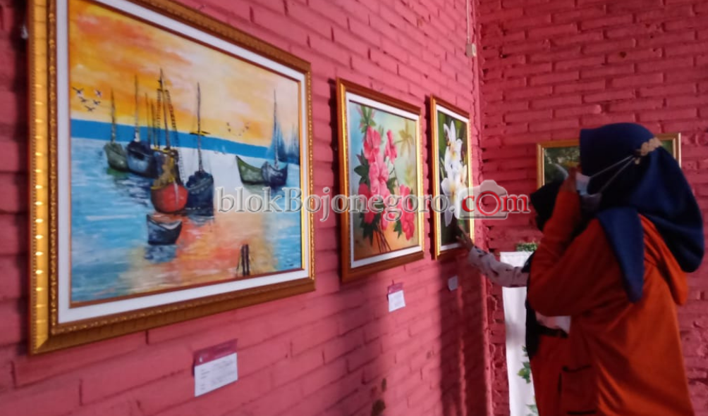 Pelajar SLB Pemerkan Karya Lukisan di ‘Pameran Lukisan perEMPUan’ Bojonegoro