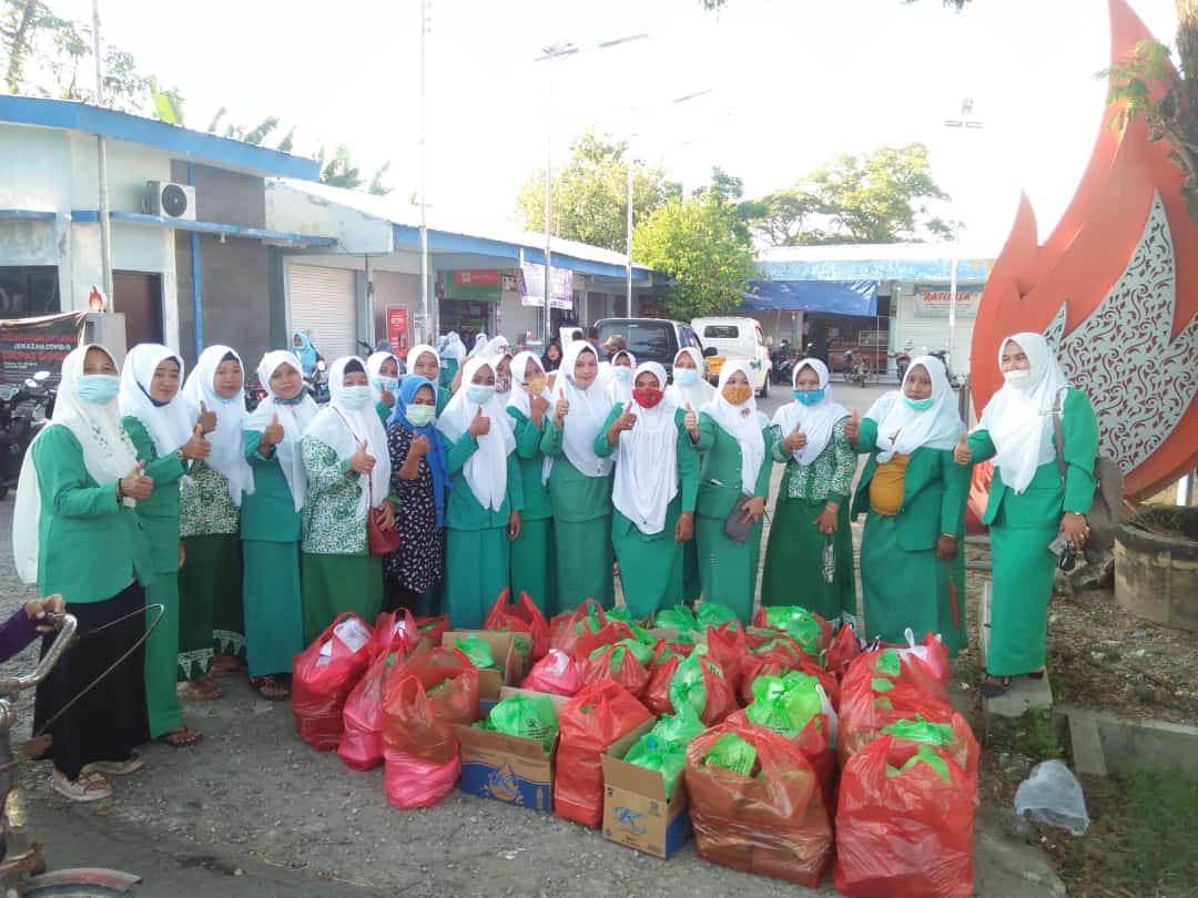 PAC Fatayat Temayang Peringati Harlah dengan Bagi Takjil