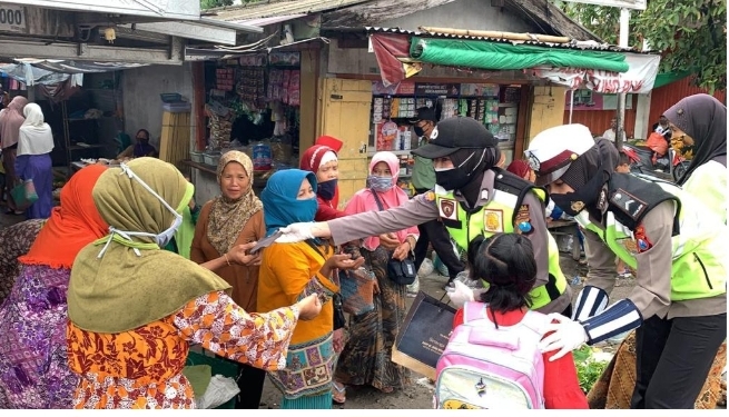 Hari Kartini, Polwan Polres Bagi Masker dan Imbauan Larangan Mudik