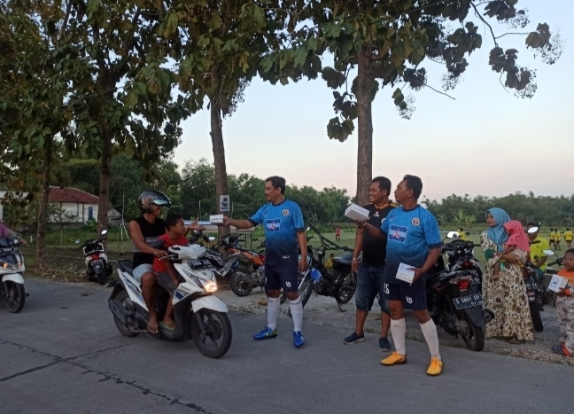 Tak Hanya Memasyarakatkan Sepakbola, Lapoek FC Berbagi Takjil