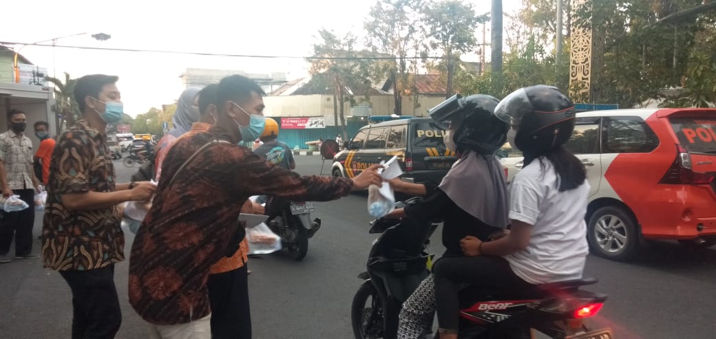 Selama Ramadhan, Kantor Pos Bagi Takjil Gratis