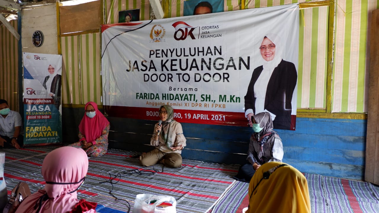 Sosialisasikan Kebijakan Stimulus OJK, Farida Hidayati Bagikan 500 Paket Sembako