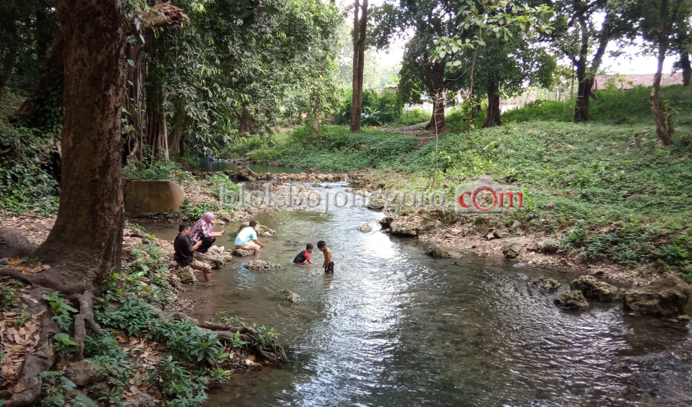 Asiknya Ngabuburit Sambil Berendam di Sungai Growgoland