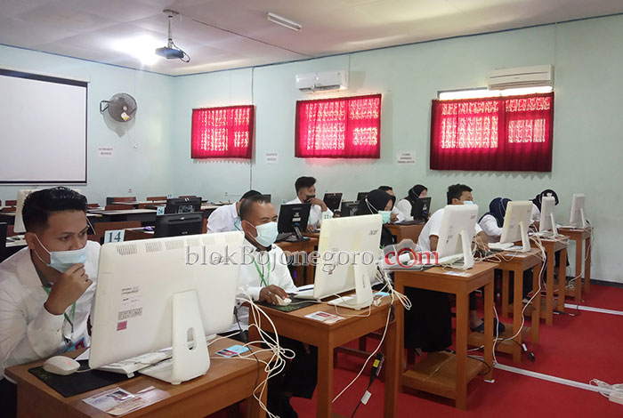 Warga Kecamatan Bojonegoro Antusias Ikuti Tes Perades CAT