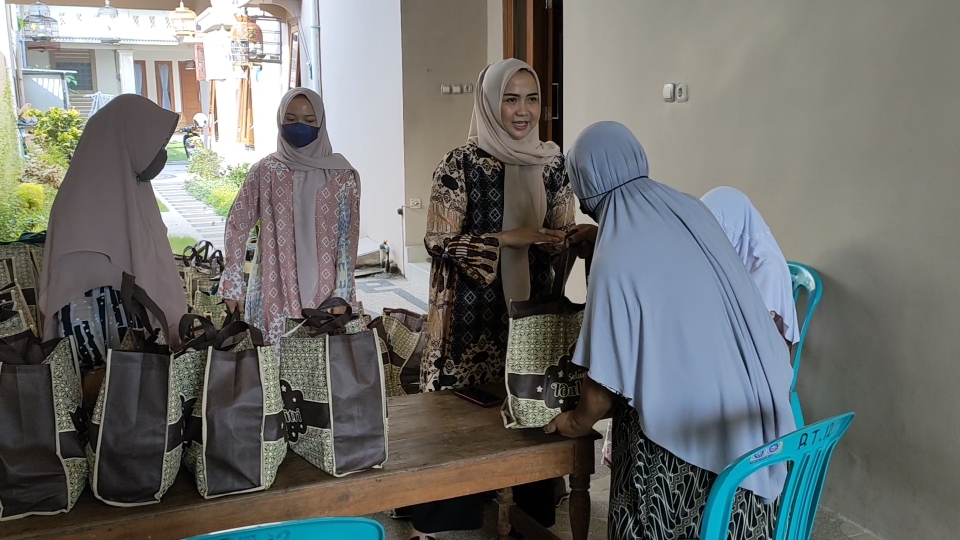 Jelang Lebaran, Diana Hargianti Rutin Berbagi Kepada Sesama