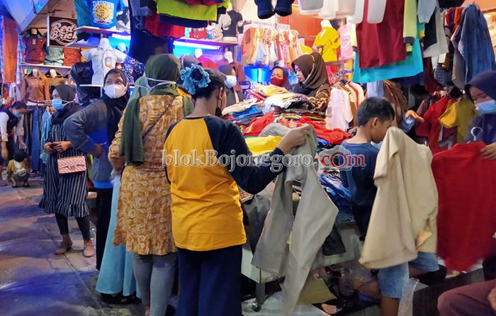 Jelang Lebaran, Masyarakat Ramai-ramai Serbu Toko Pakaian