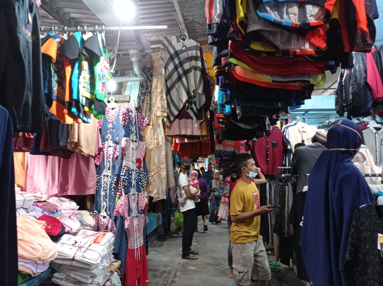 Jelang Lebaran, Pasar Kota Bojonegoro Padat Pembeli