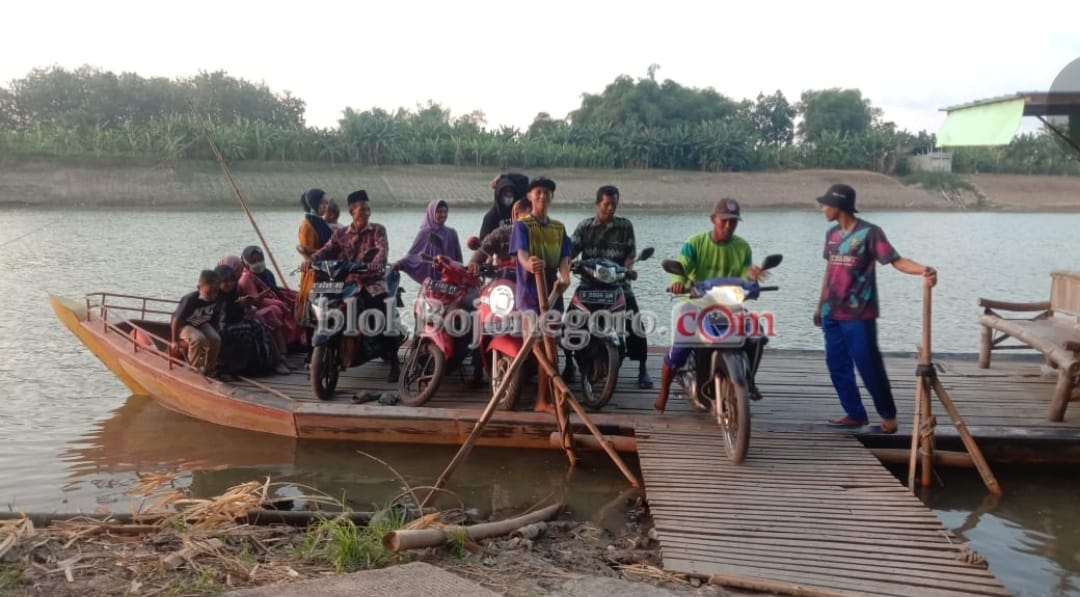 Lebaran, Penumpang Perahu di Tambangan Sarirejo Meningkat