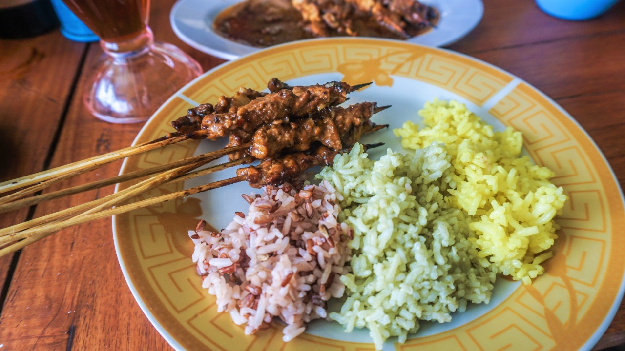 Unik Warung di Bojonegoro Sajikan Aneka Sate dan Nasi Pelangi